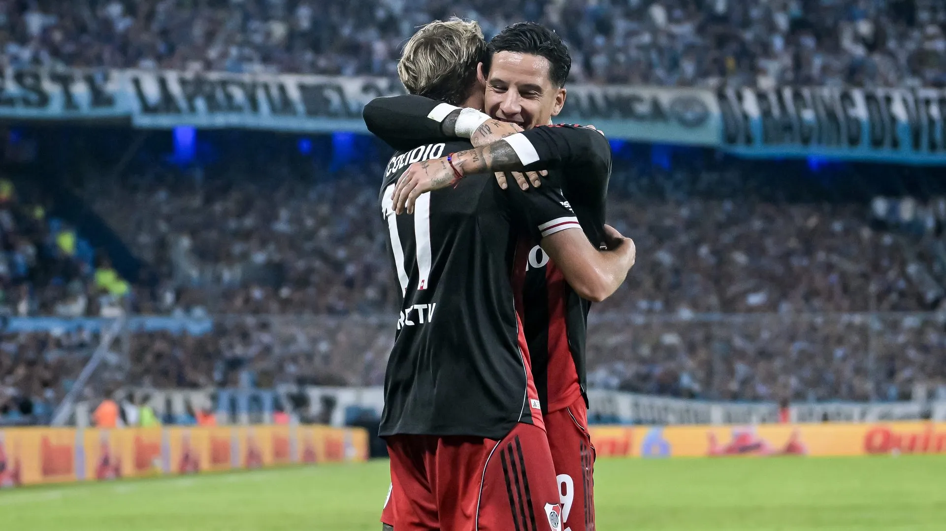 Abrazo de gol. Facundo Colidio y Sebastián Driussi fueron dos de los puntos más altos de River en Avellaneda.