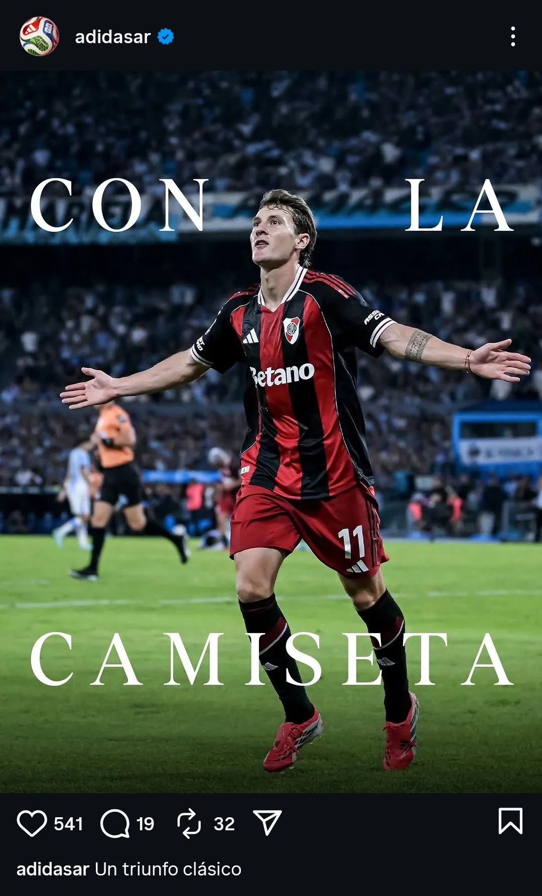 La camiseta roja y negra, que no era utilizada desde el partido con Huracán en el debut de Coudet, es un homenaje a los campeones de 1975.