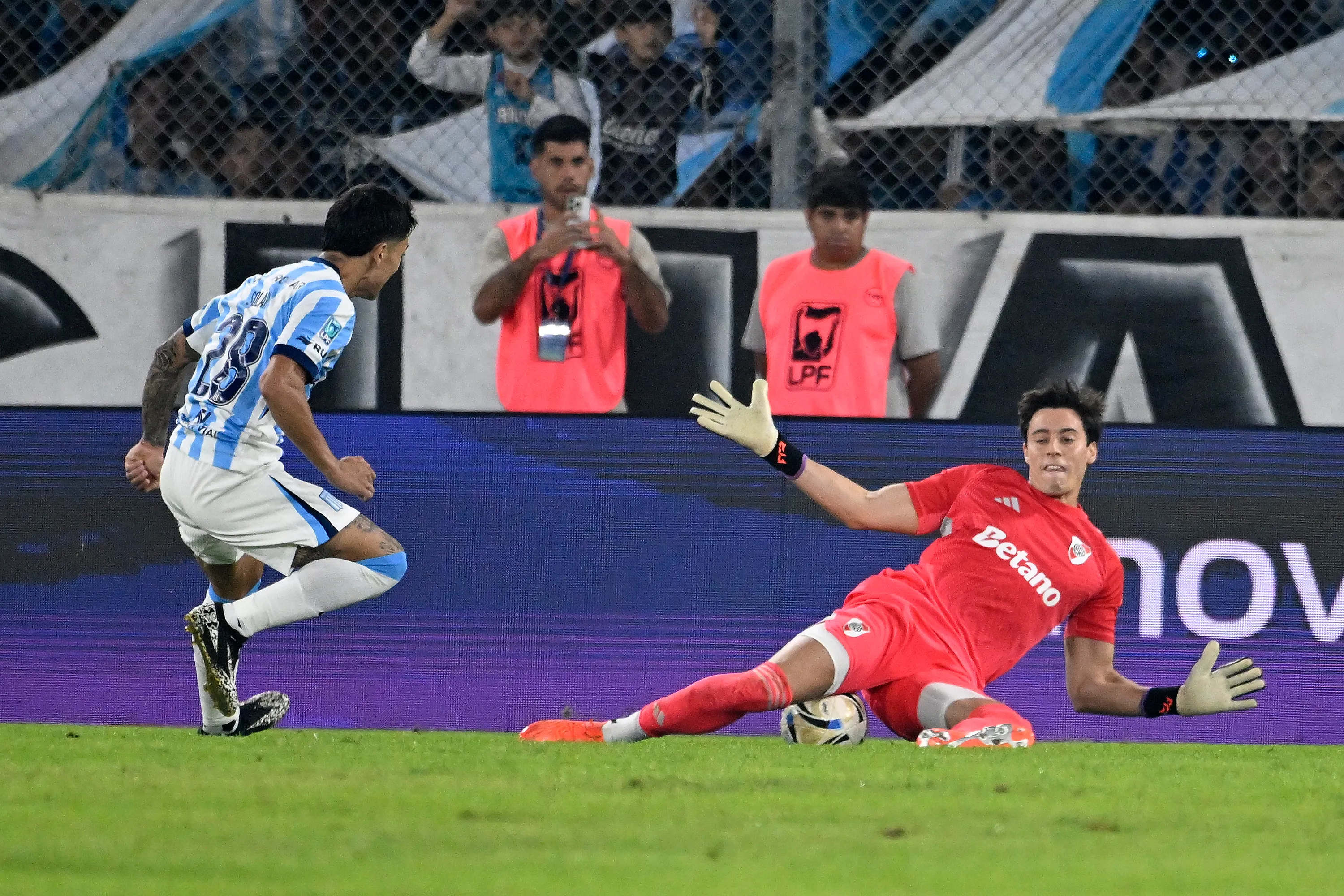 Santiago Beltrán sumó su novena valla invicta ante Racing.