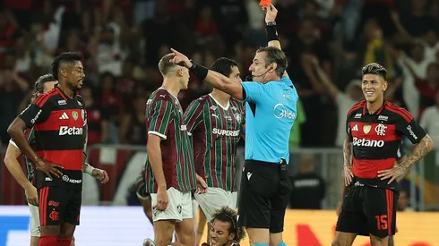 Raphael Claus expulsa a Carrascal en el Clásico entre Flamengo y Fluminense.