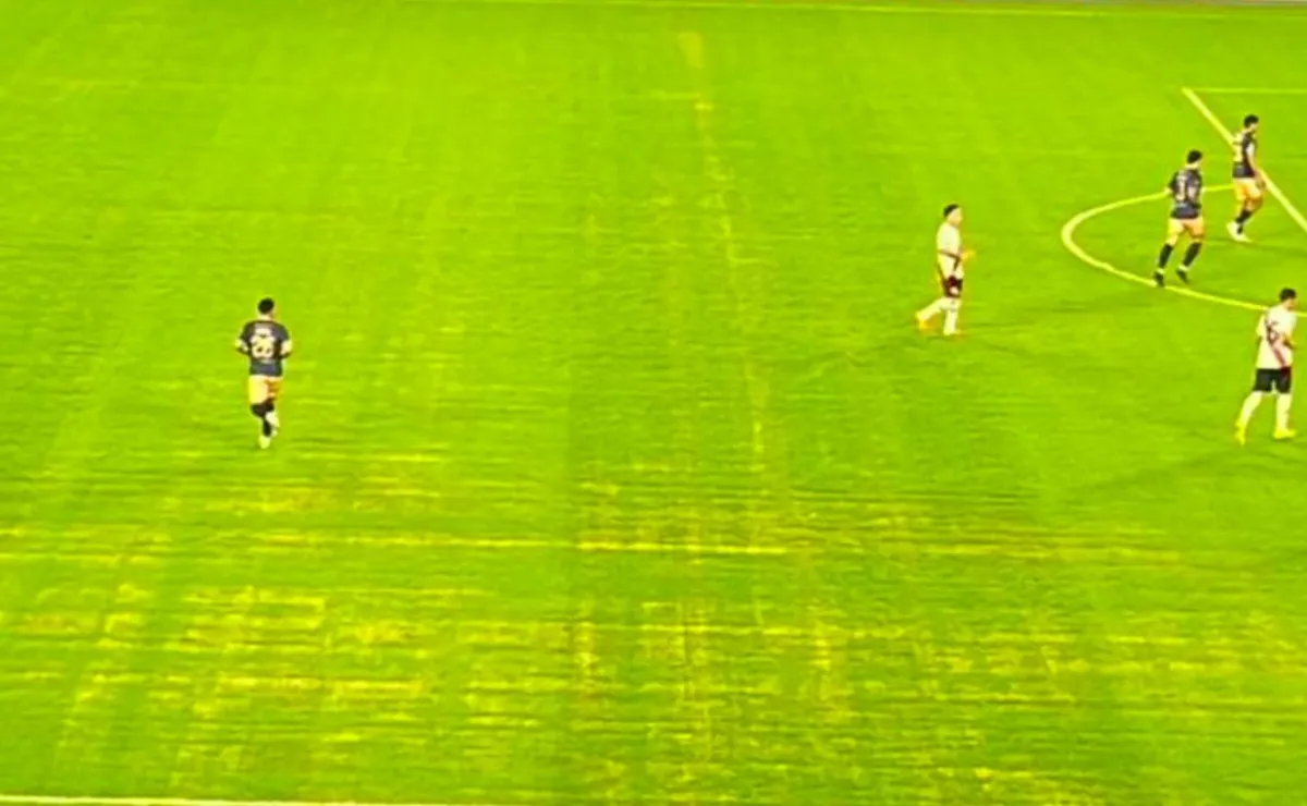 El campo de juego del Monumental, en pésimo estado.