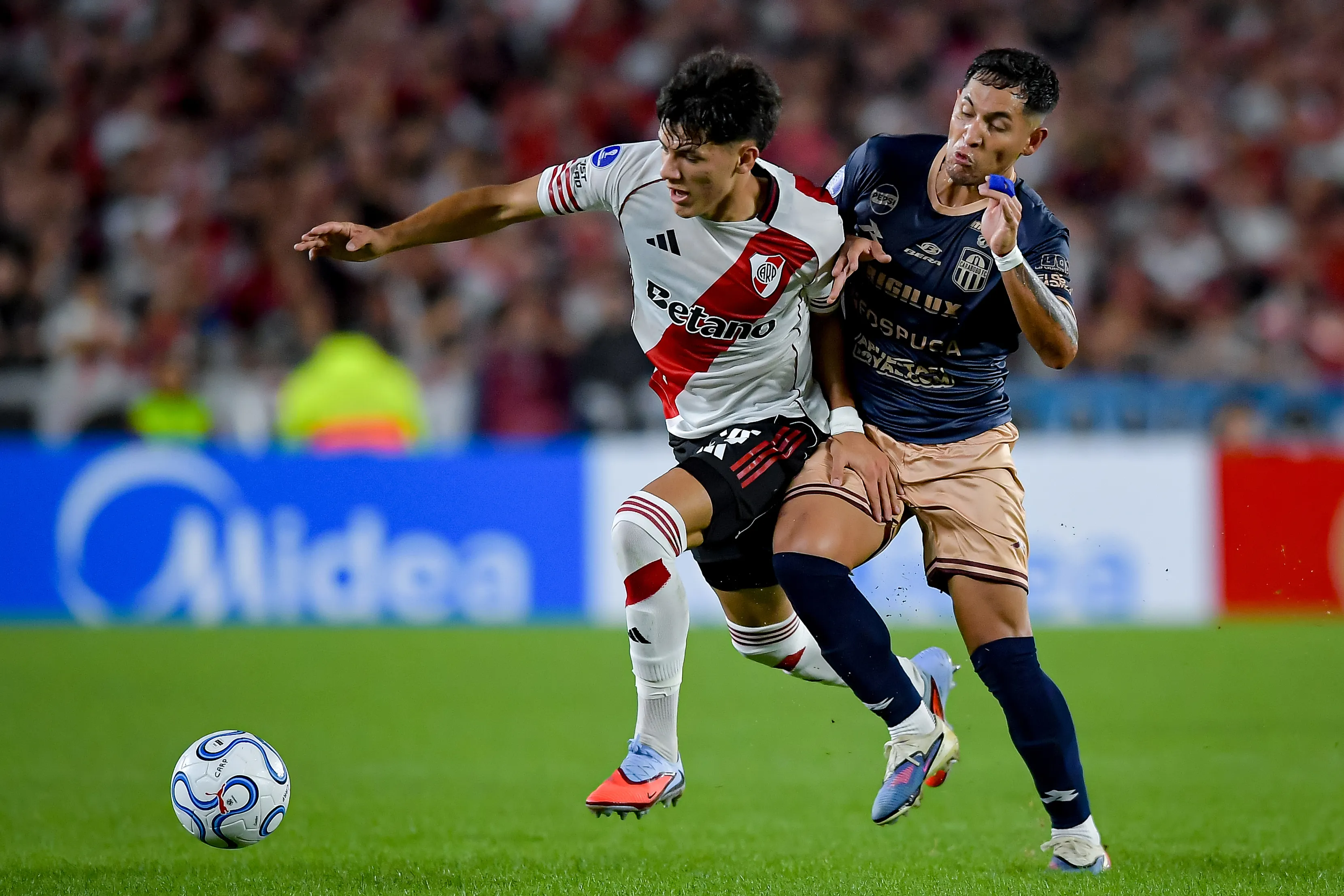 Juan Cruz Meza tuvo un buen desempeño en River frente a Carabobo por la Sudamericana. (Getty Images)