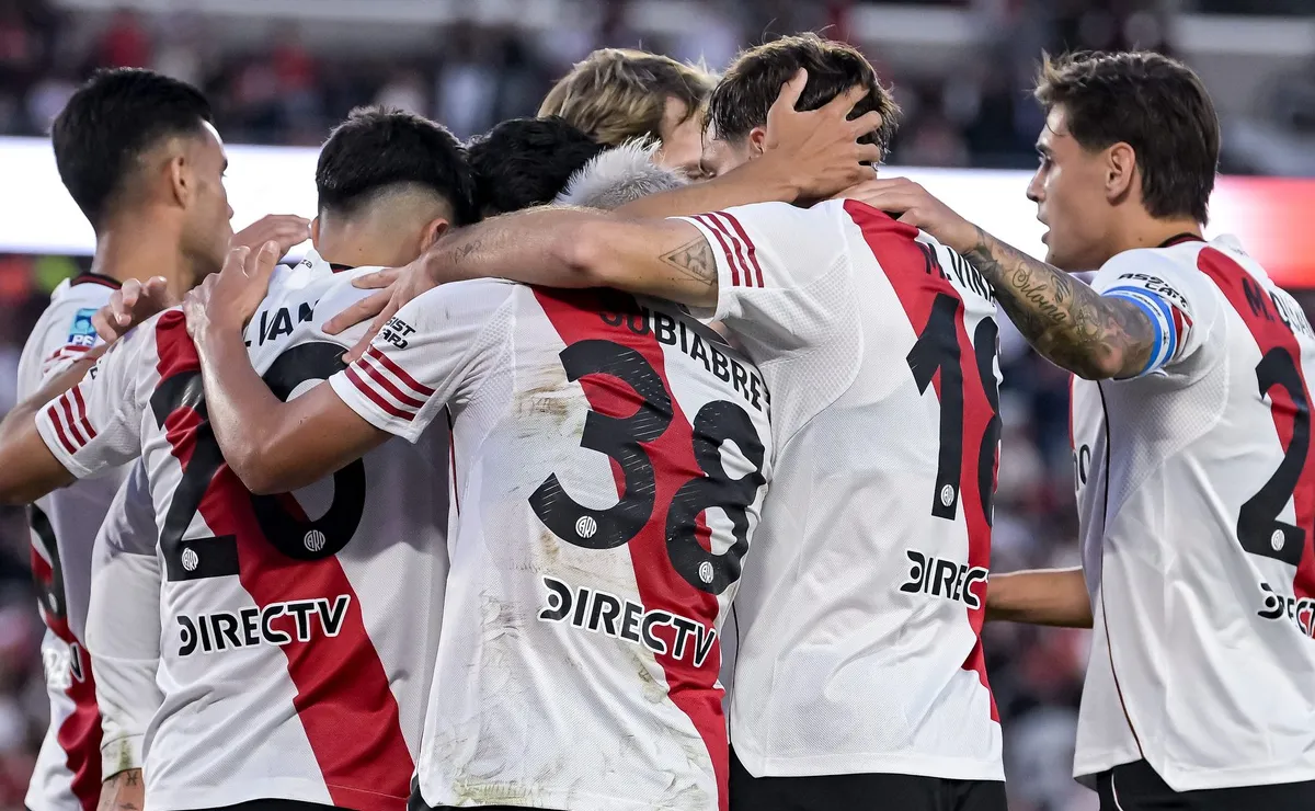 Galván se abraza con sus compañeros tras uno de los dos goles que convirtió en River.