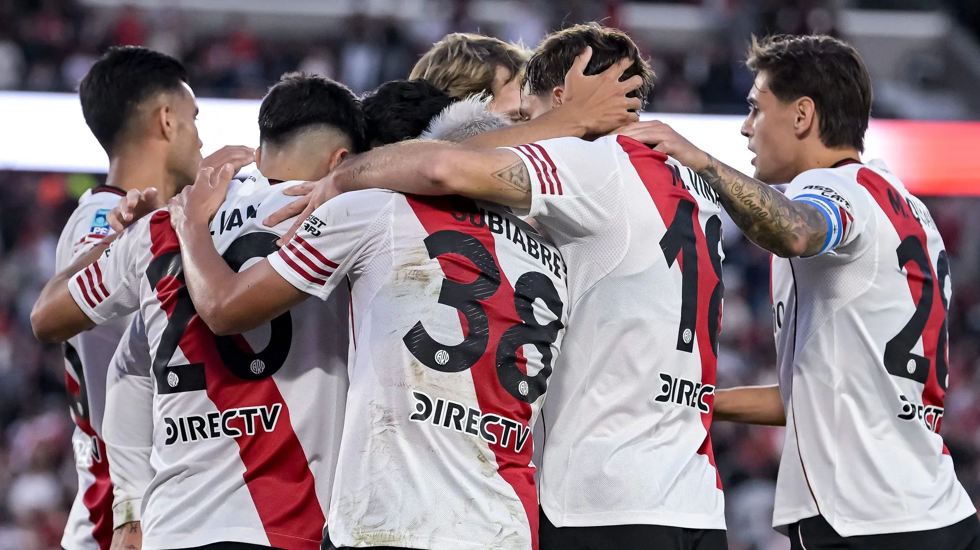 Galván se abraza con sus compañeros tras uno de los dos goles que convirtió en River.