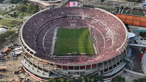 También hubo una bandera conmemorando los 40 años del doblete del Beto Alonso en La Bombonera con la pelota naranja.
