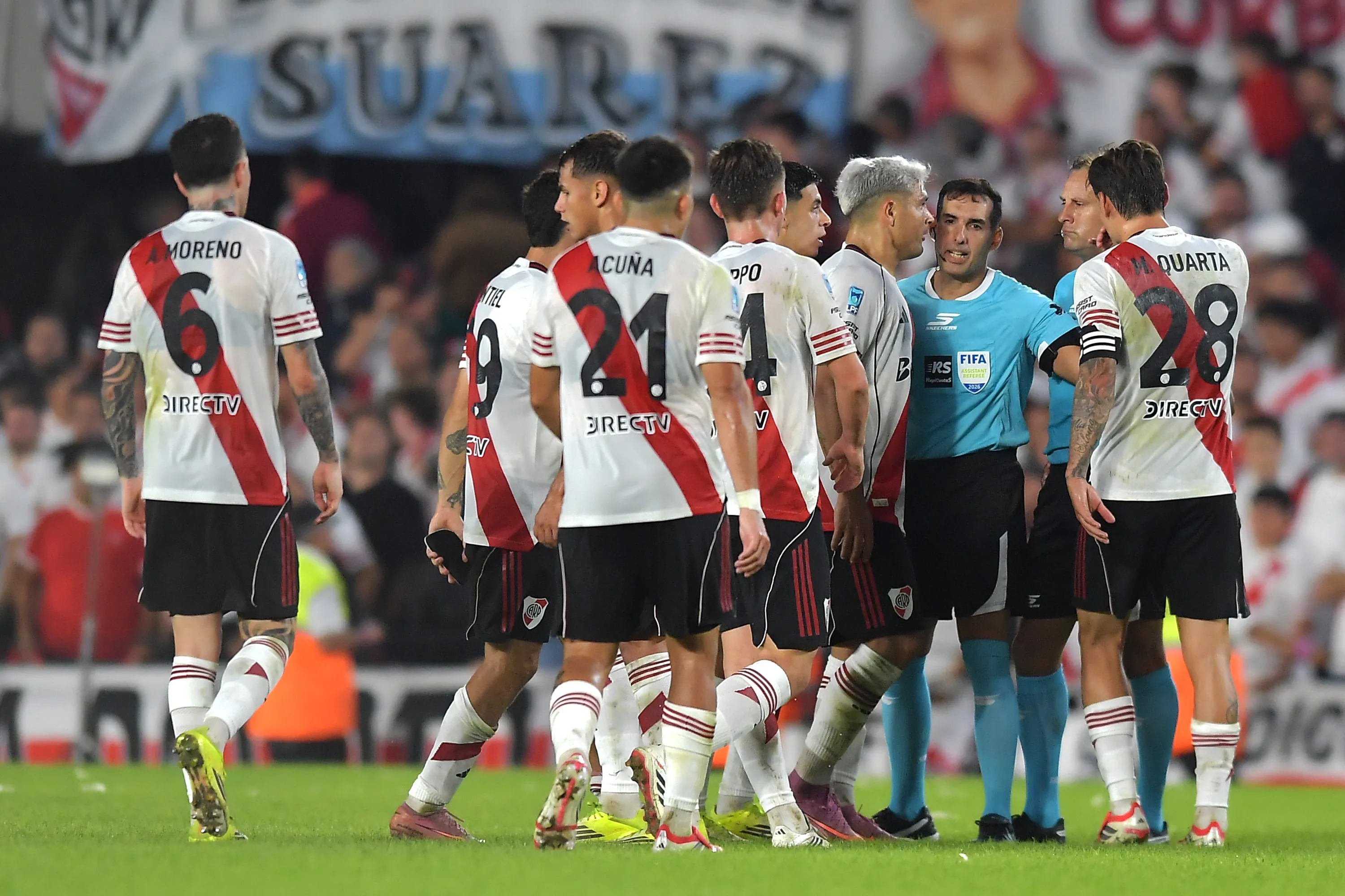 Los jugadores de River le pidieron explicaciones a Herrera por el penal no cobrado sobre el final del partido. (Getty Images)