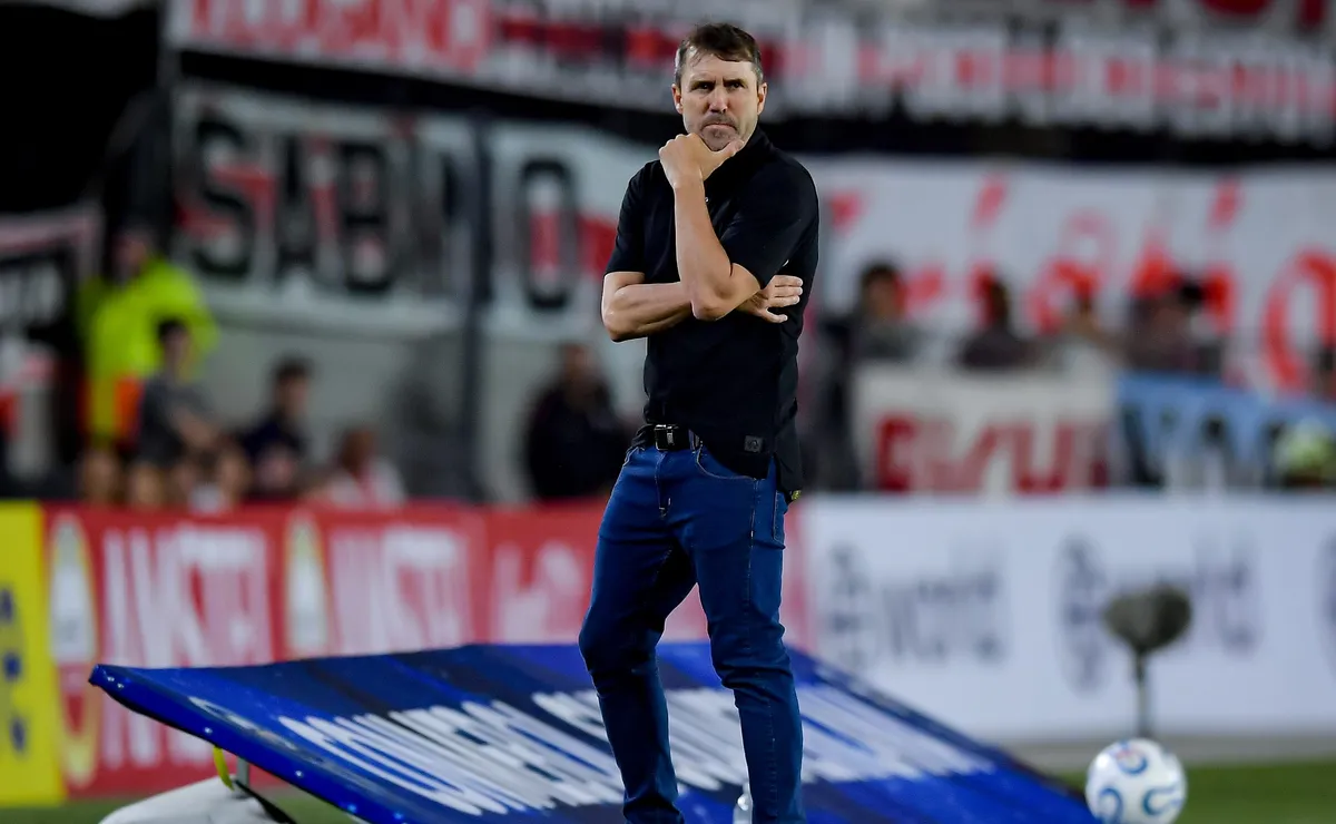 El Chacho analiza variantes para el partido del sábado.