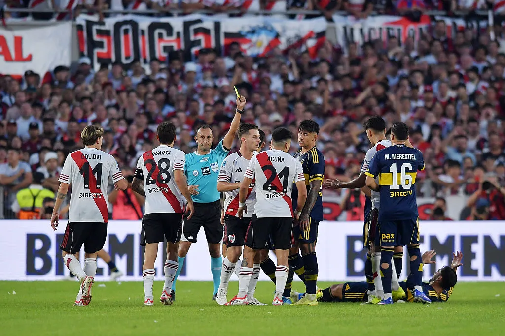 El Huevo Acuña intentó estar en todos los detalles con el árbitro ante Boca.