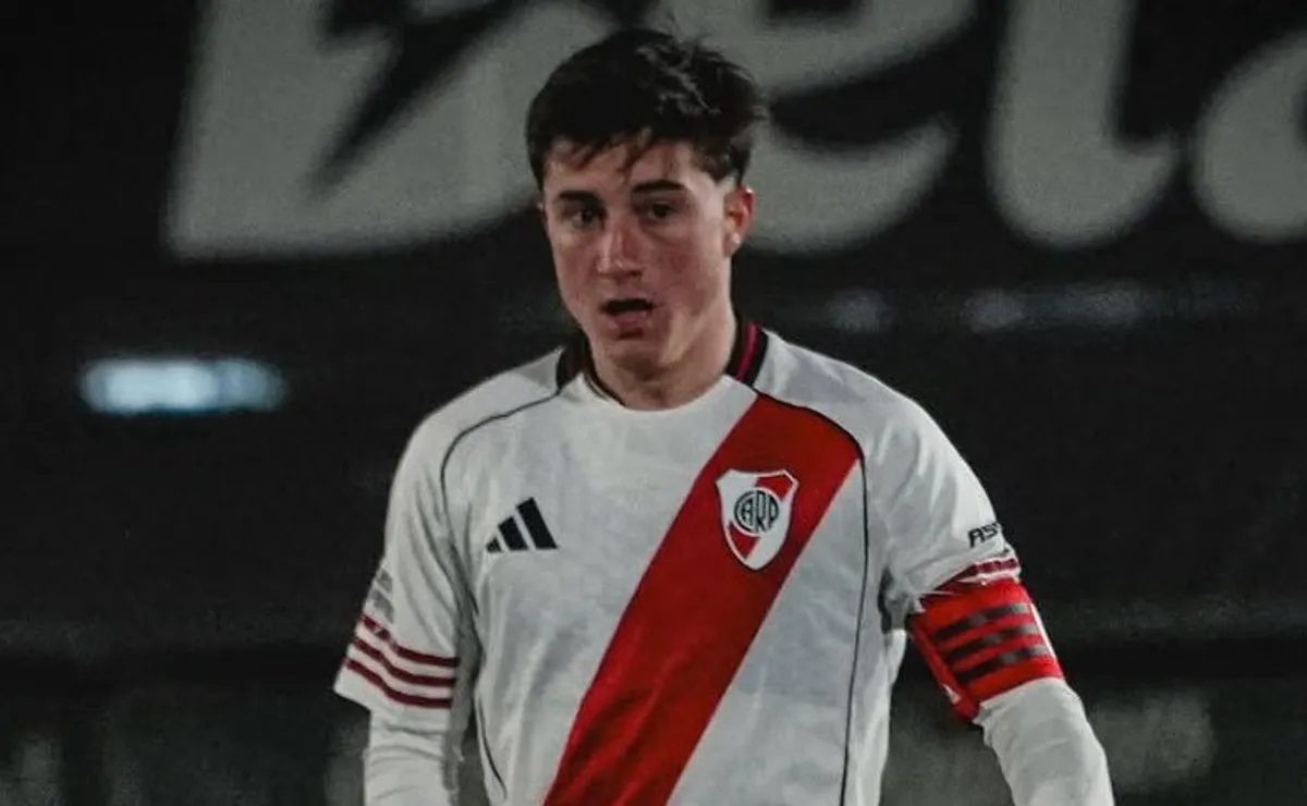No iba a tener lugar con Coudet, se fue libre y fue presentado en su nuevo club en Uruguay