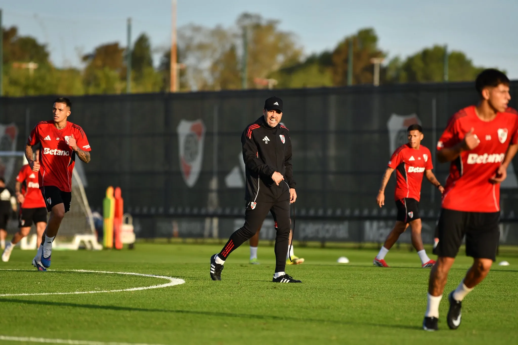 Coudet prepara un once que tendría tres cambios respecto al Superclásico. (Prensa River)