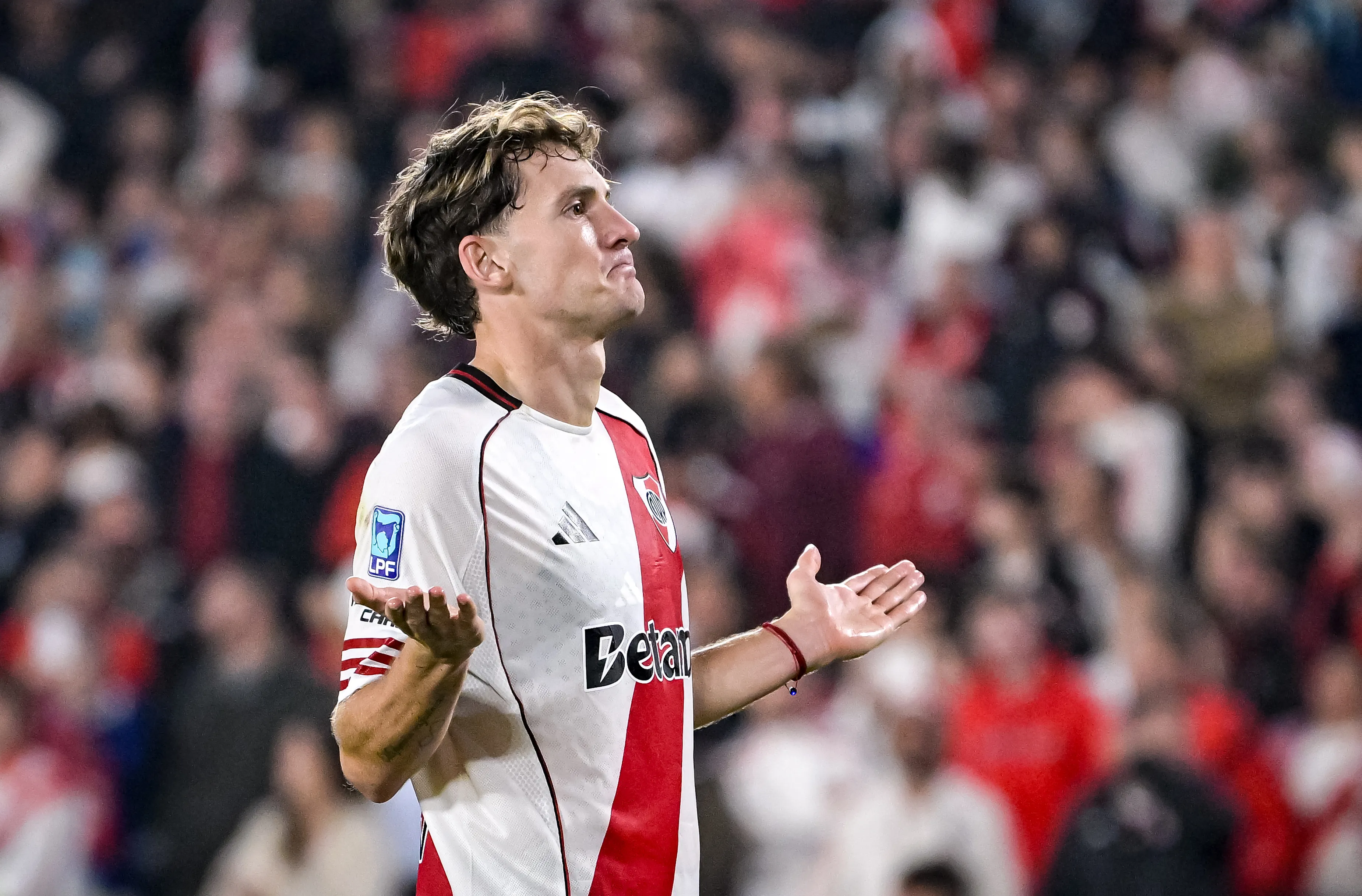 Colidio y un festejo con los brazos abiertos emulando a Driussi.