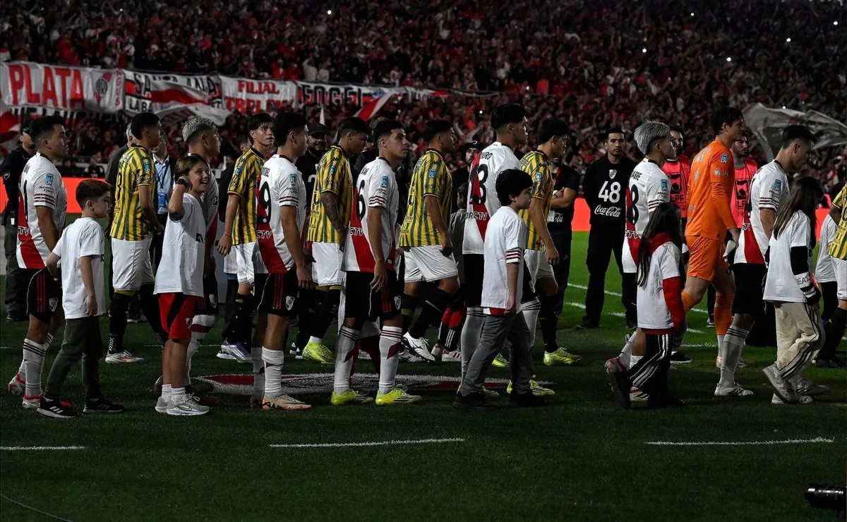 Con qué canción recibieron a los jugadores el sábado.