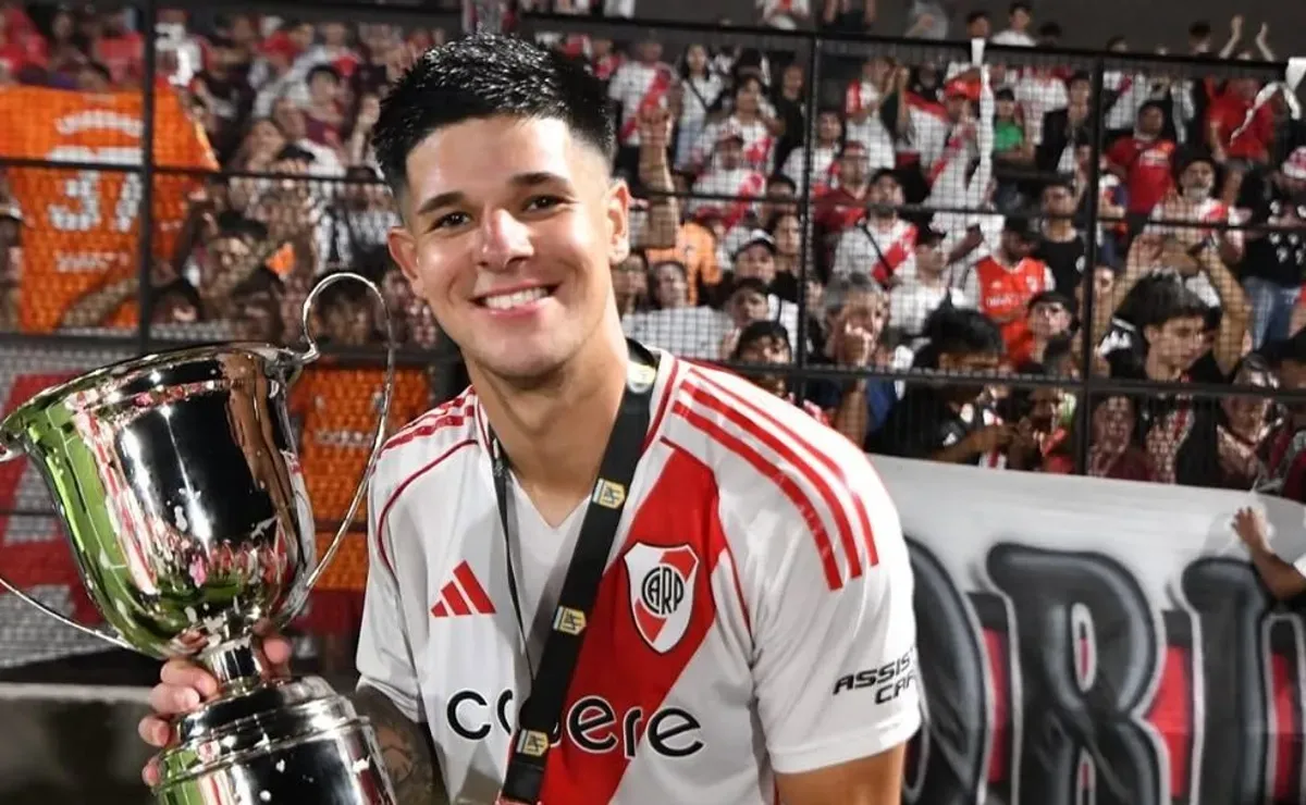 Álvarez celebró el campeonato de Reserva y el Trofeo de Campeones de la categoría en 2024.