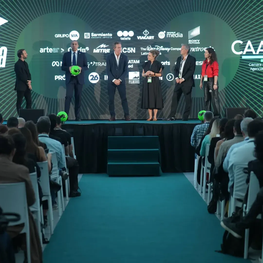 El periodista Ignacio Girón (izq.) condujo un evento de la Cámara Argentina de Medios que se realizó en River y contó con la presencia del vicepresidente del club, Ignacio Villarroel (FOTO: @caamargoficial).