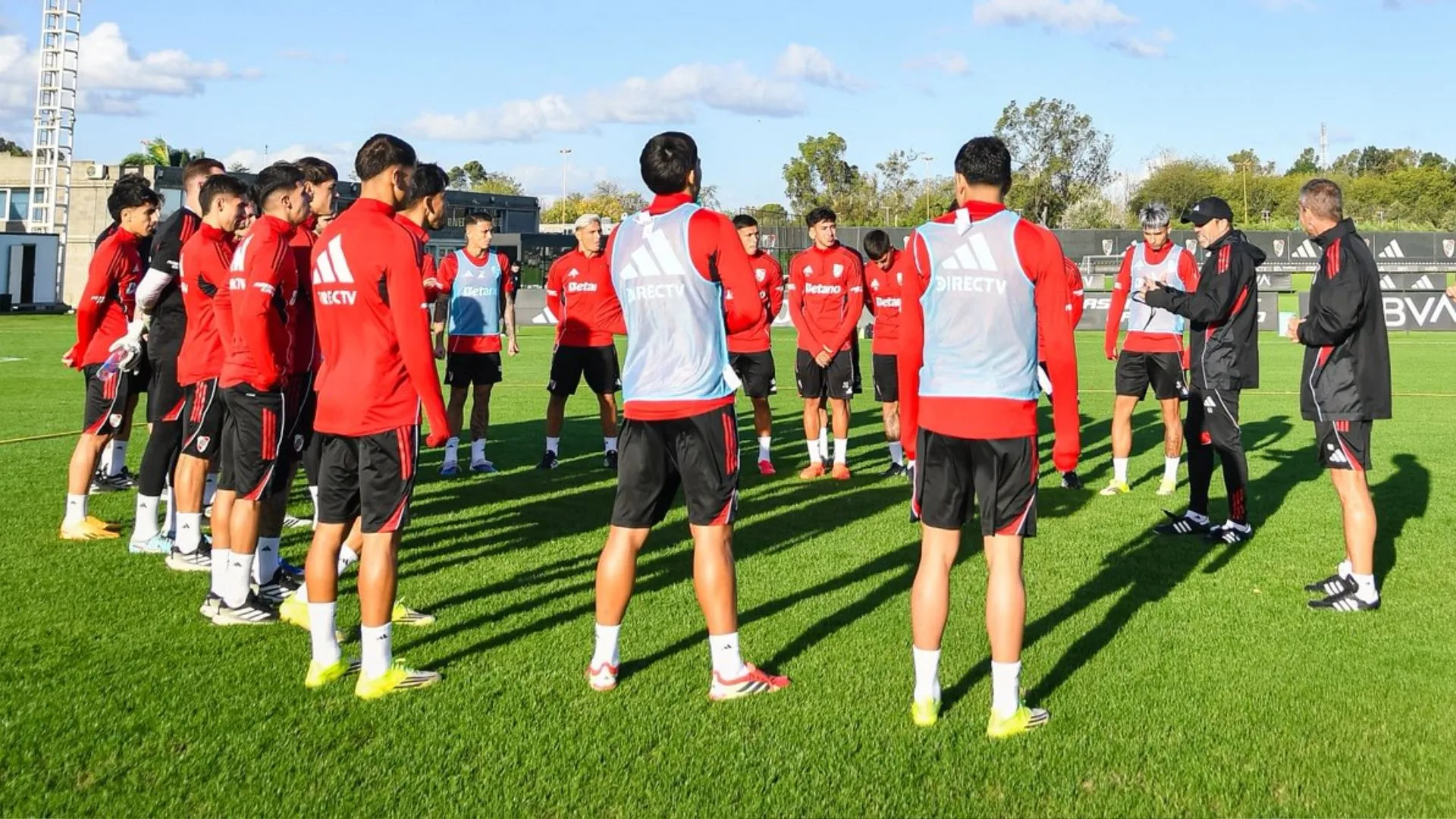 Coudet define la pretemporada y en River trabajan para los amistosos en Europa.