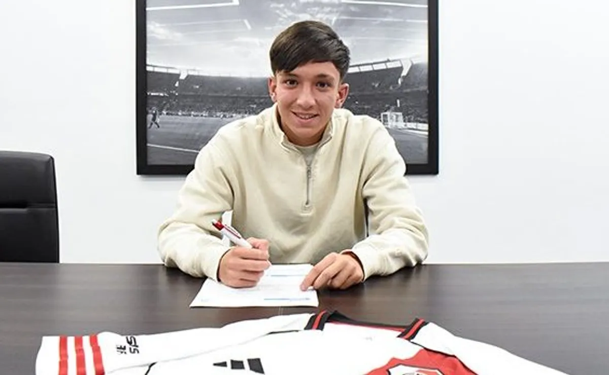 River sigue blindando a sus joyas: quién es Galo Escobar, el volante que firmó su primer contrato con una cláusula millonaria