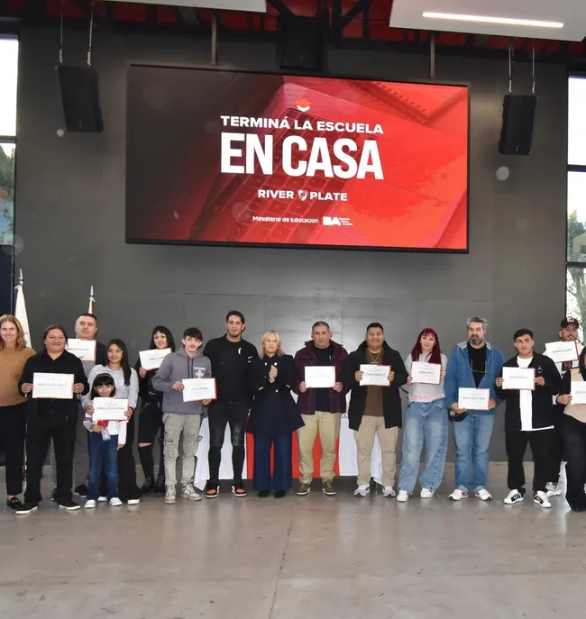 Parte de los egresados del programa que ofrece River para que personas completen sus estudios secundarios.