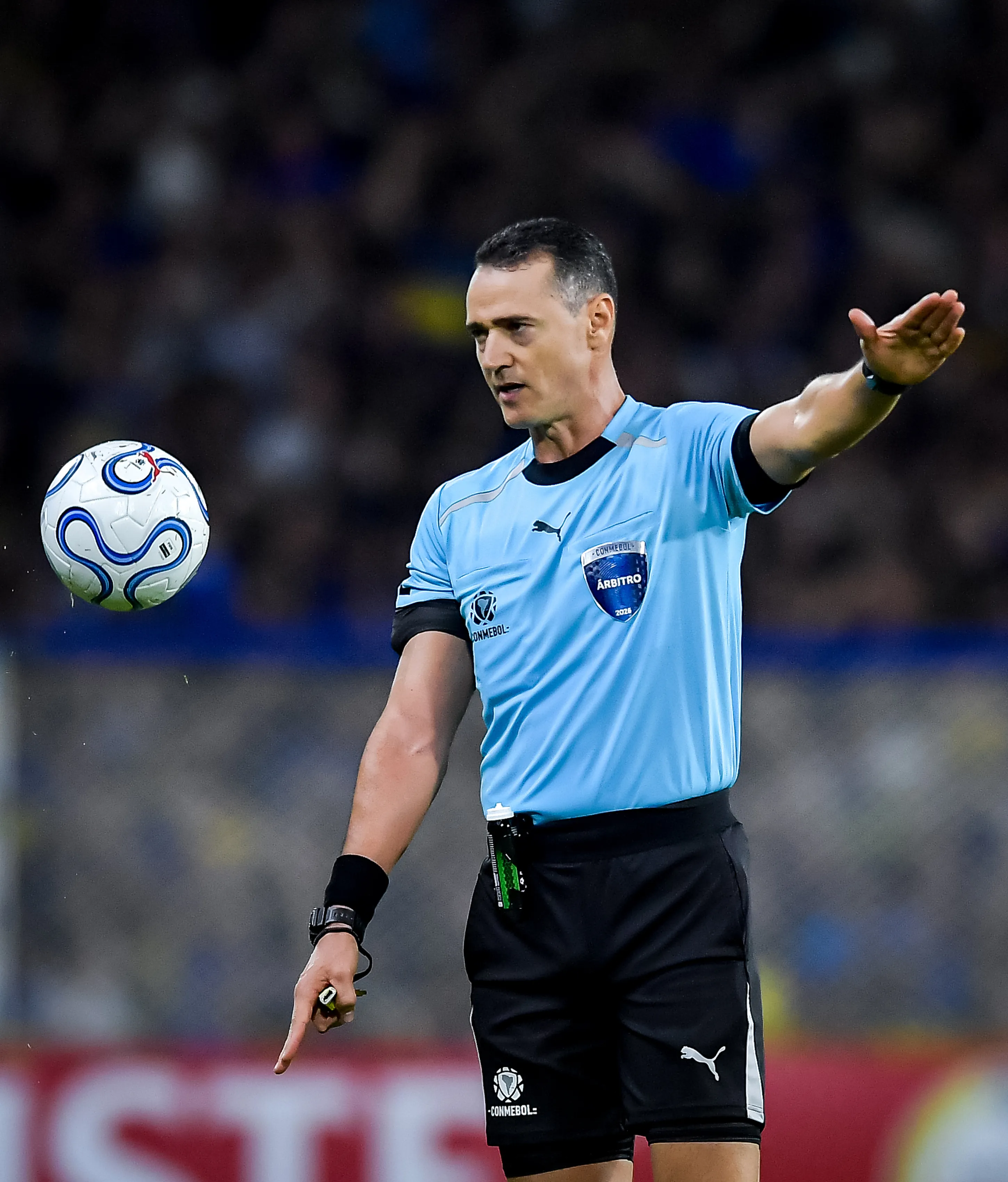 Roldán realizó el bote a tierra de espaldas, con Martínez Quarta mal perfilado y con una distancia en relación al delantero rival que pareciera estar al límite del reglamento. (Getty Images)