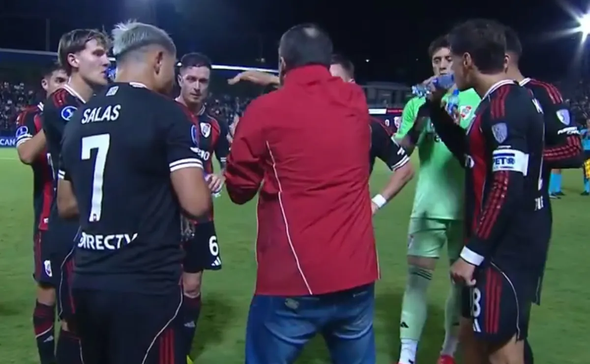 De la tranquilidad al enojo: esto le dijo Coudet a los jugadores de River en la pausa de rehidratación ante Bragantino