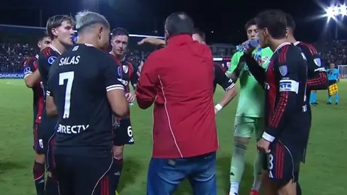 El DT le habló a sus dirigidos en el segundo tiempo.