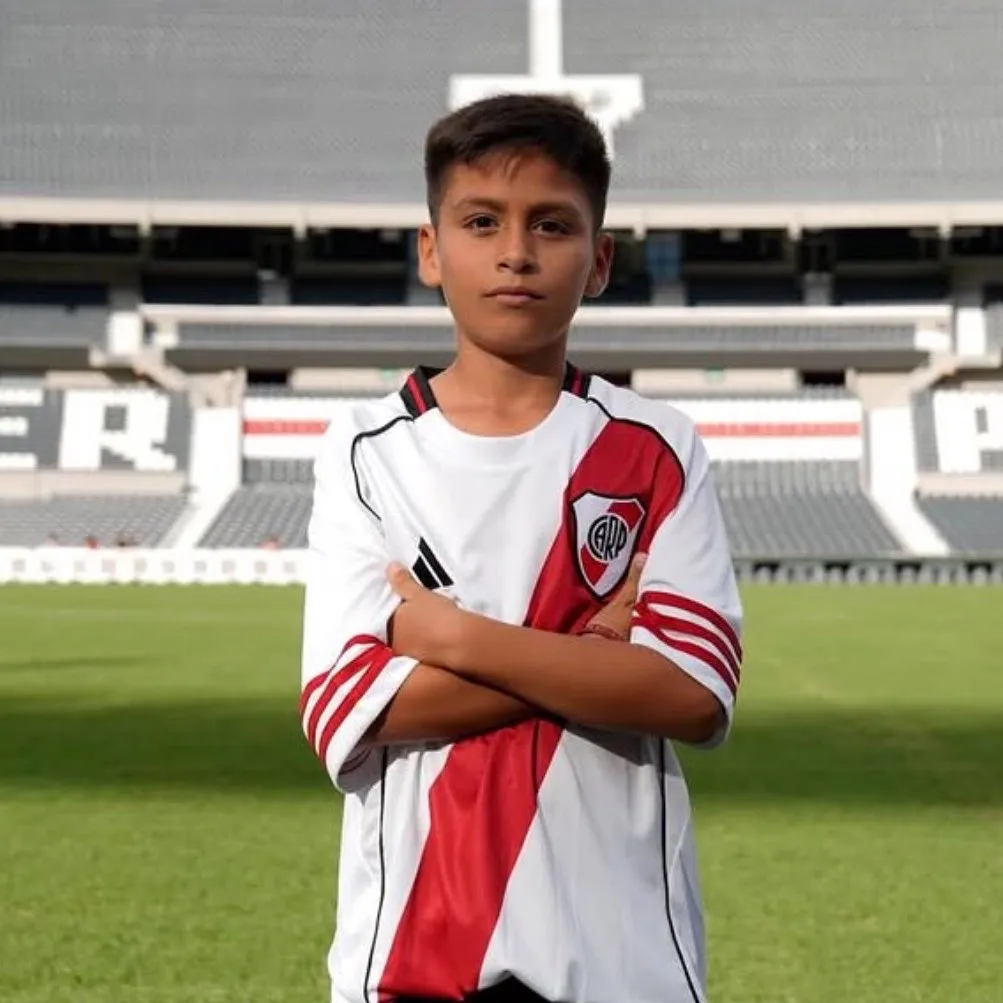 La foto del sobrino del Diablito Echeverri con la camiseta de River en el Monumental. (River Plate oficial)