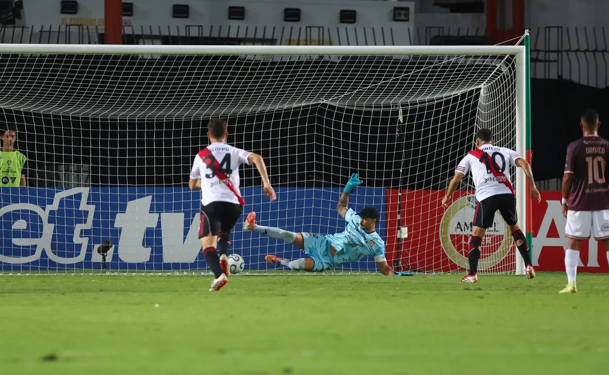 Juanfer Quintero erró el penal ante Carabobo.