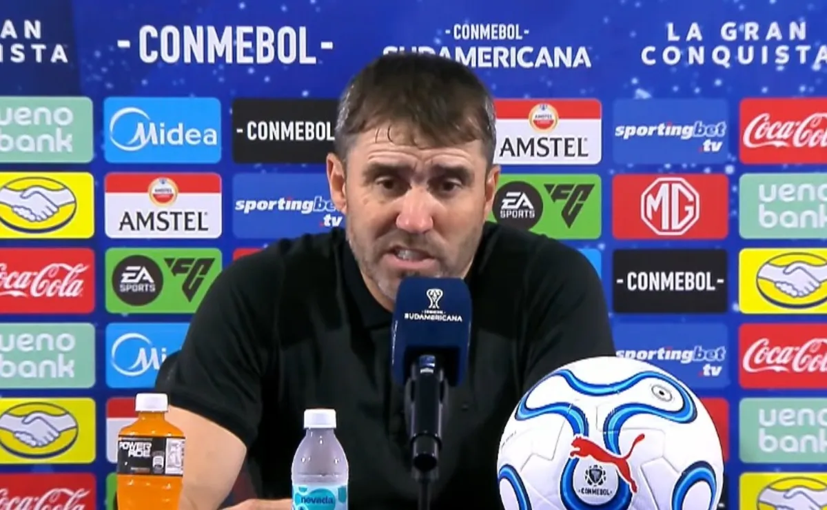 Coudet cargó contra el árbitro y destacó a sus jugadores: 