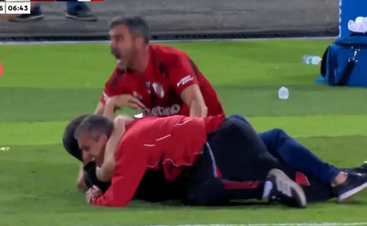 Coudet se volvió loco con el gol de Salas en el último minuto y terminó en el piso: el video