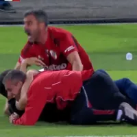 Coudet se volvió loco con el gol de Salas y terminó en el piso: el video