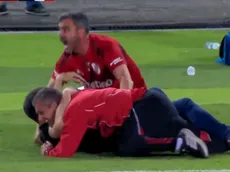 Coudet se volvió loco con el gol de Salas y terminó en el piso: el video