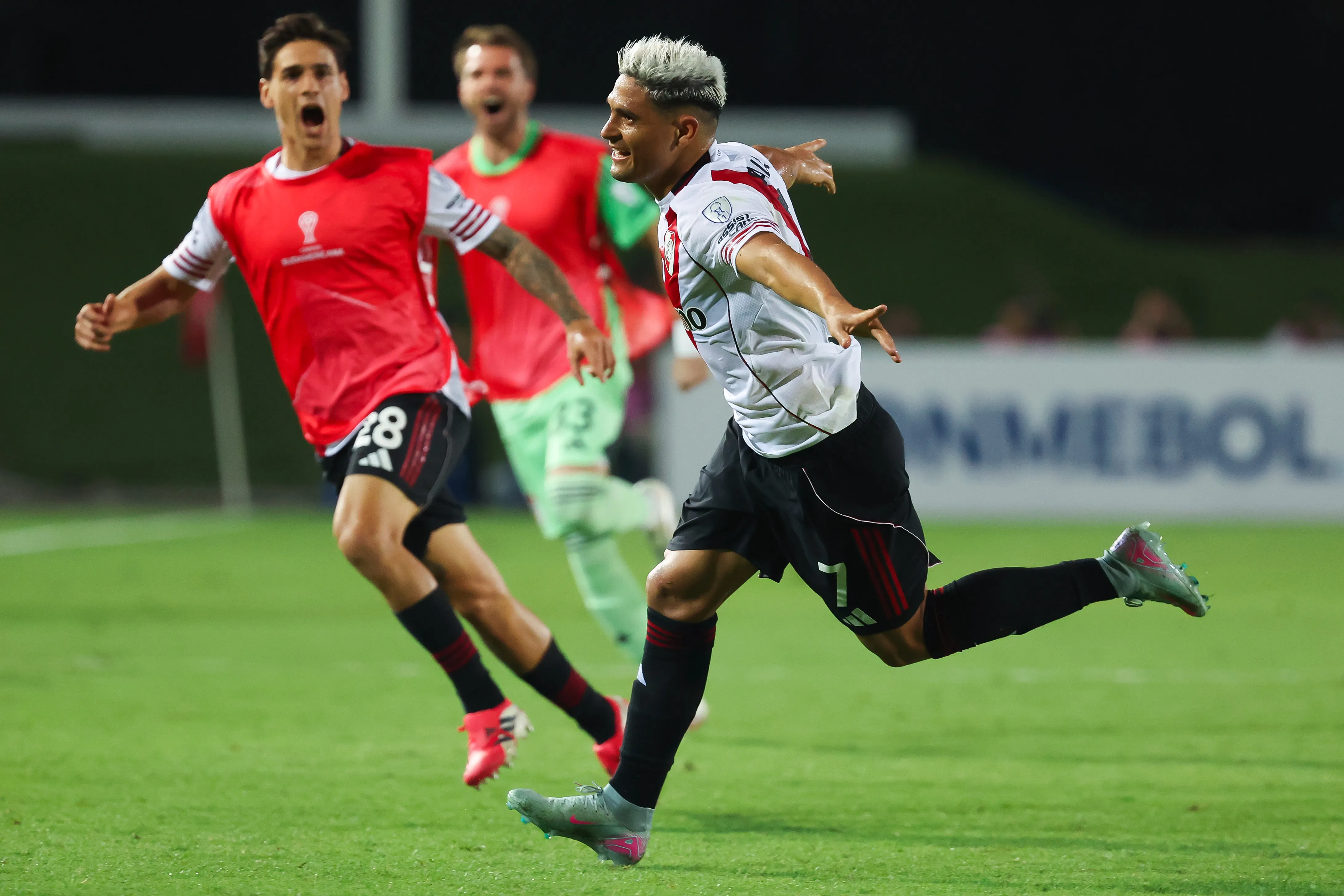 Maxi Salas, con la compañía de Martínez Quarta y Centurión, festeja el gol agónico de River ante Carabobo. (Getty Images)