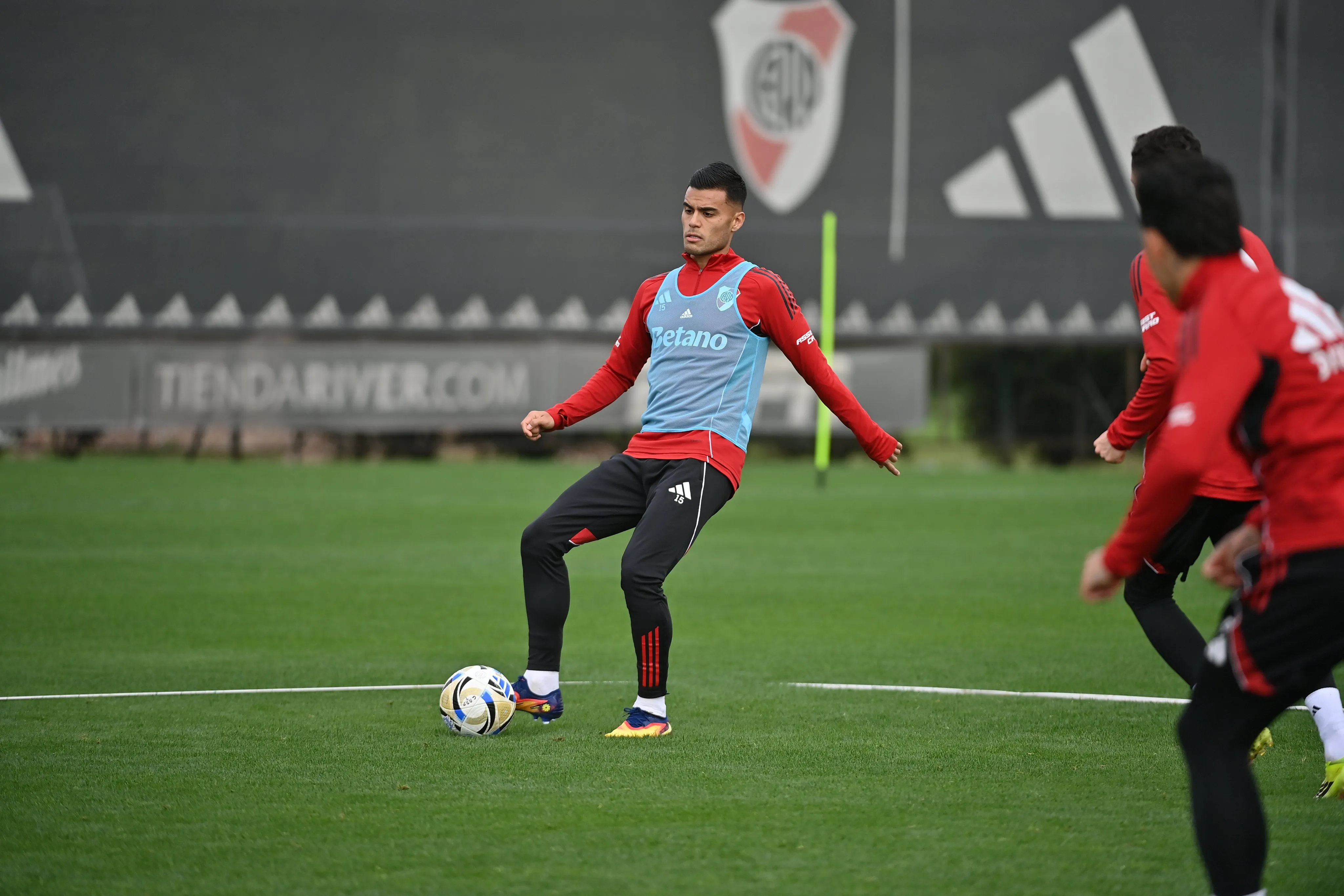 Fausto Vera fue parte del entrenamiento pensando en San Lorenzo y podría volver a jugar como titular tras su lesión. (River Plate oficial)