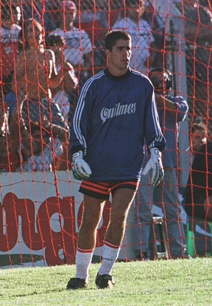 Juan Pablo Ángel atajó en una goleada contra Deportivo Español por la expulsión de Bonano.