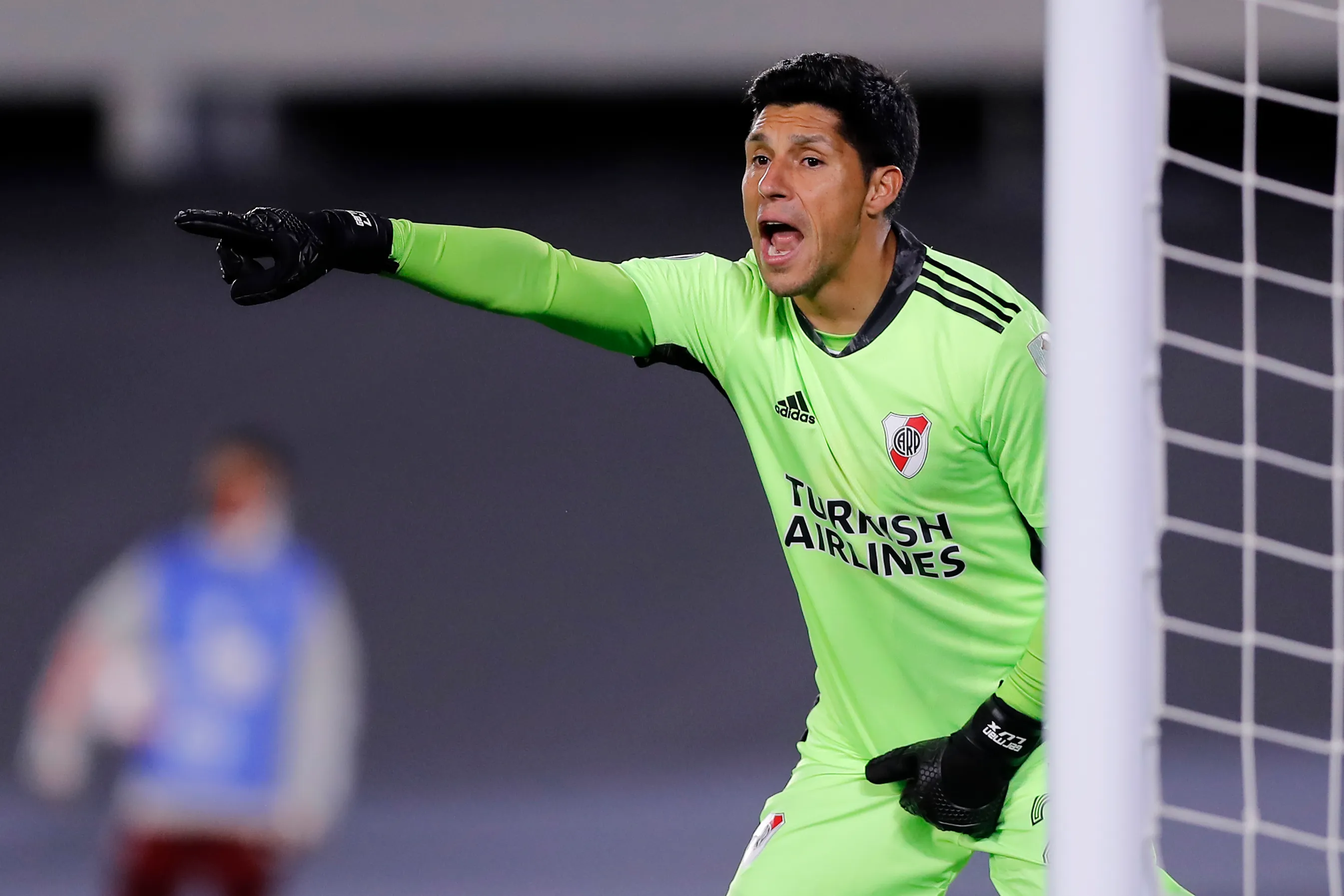 Enzo Pérez quedó inmortalizado al atajar en la victoria de River sobre Independiente Santa Fe. (Getty Images)