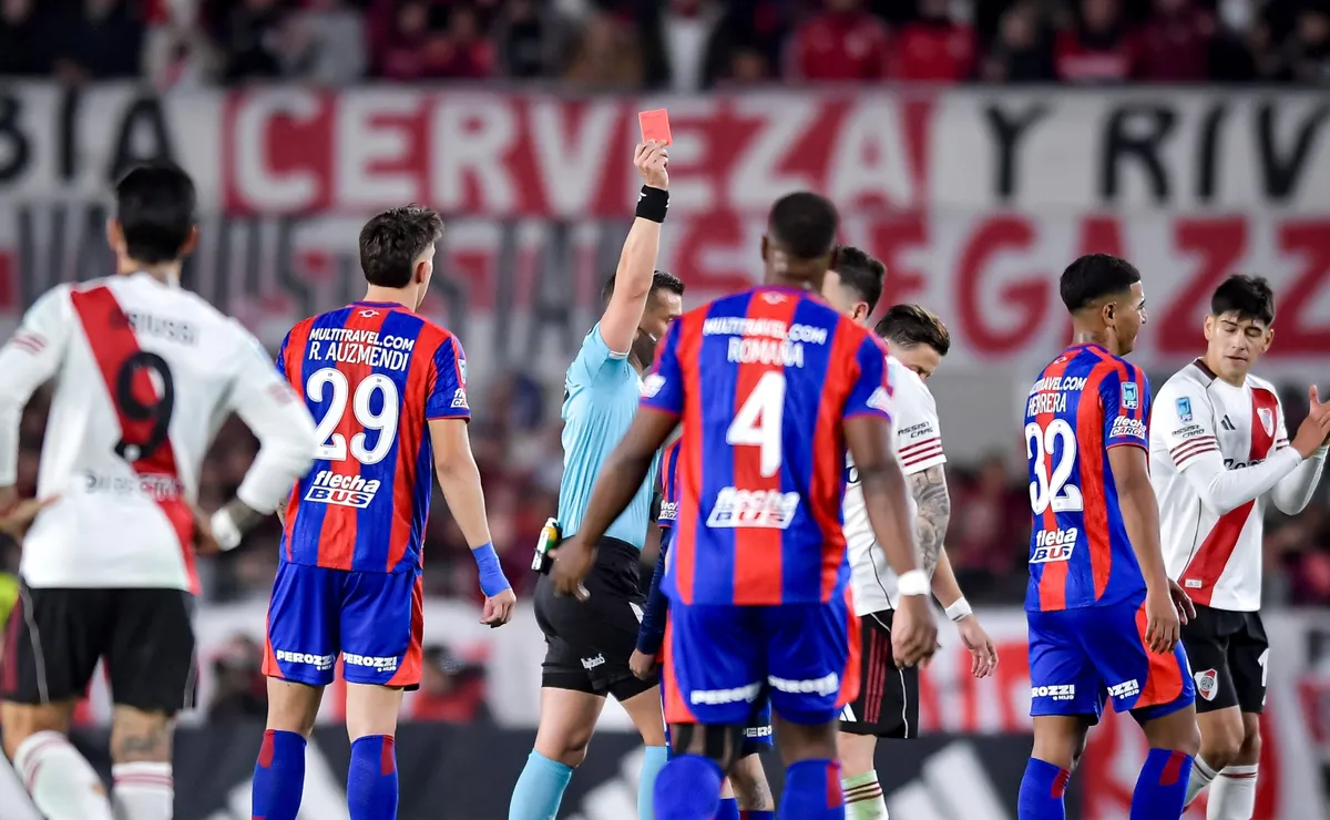 Reali, expulsado en San Lorenzo vs. River.