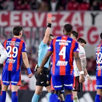 Sebastián Zunino no la vio y el VAR lo salvó: el patadón de Reali a Galván y expulsión en River vs. San Lorenzo