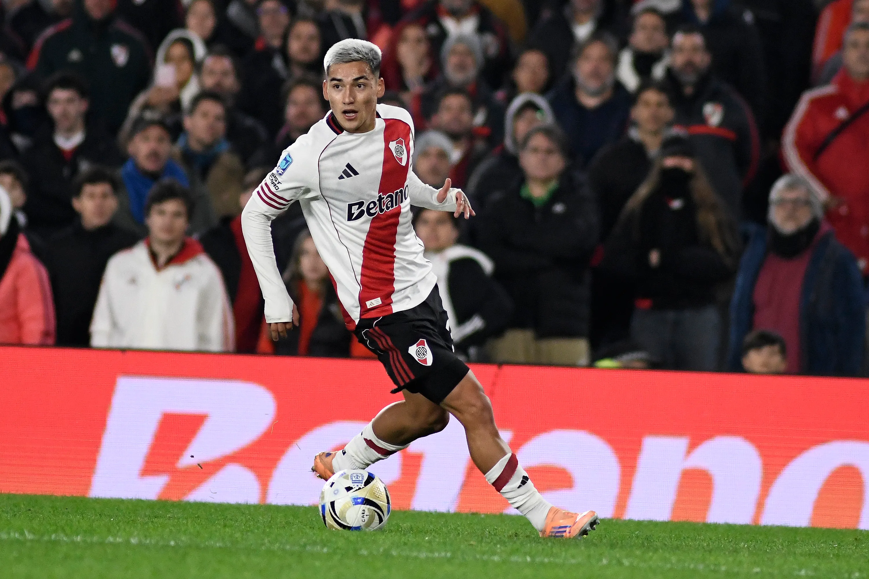 Subiabre entró mal y terminó jugando de doble cinco.