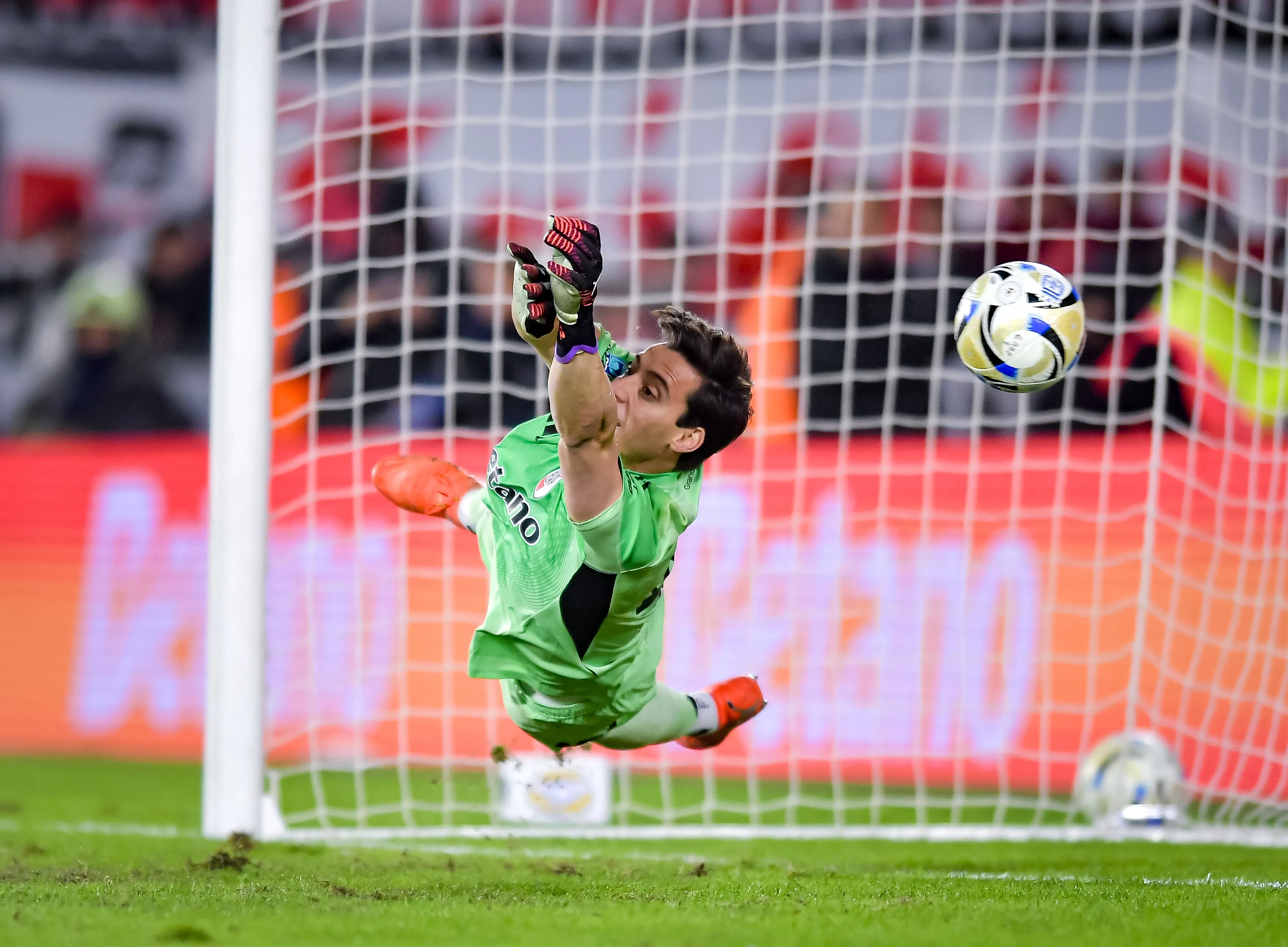 Beltrán atajó dos penales y fue decisivo en el que desvió Ignacio Perruzzi. (Getty Images)