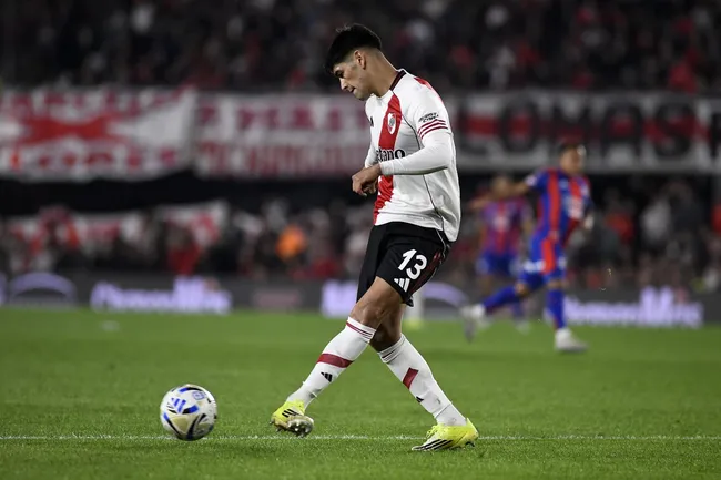 Rivero comenzó solido pero se fue desluciendo a lo largo del partido ante San Lorenzo. (Diego Haliasz / LPM)