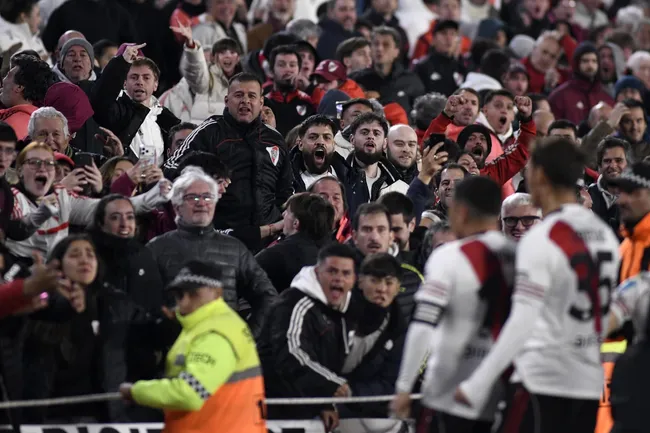 El hincha pasó por todos los estados de ánimo durante el partido ante San Lorenzo. (Diego Haliasz / LPM)