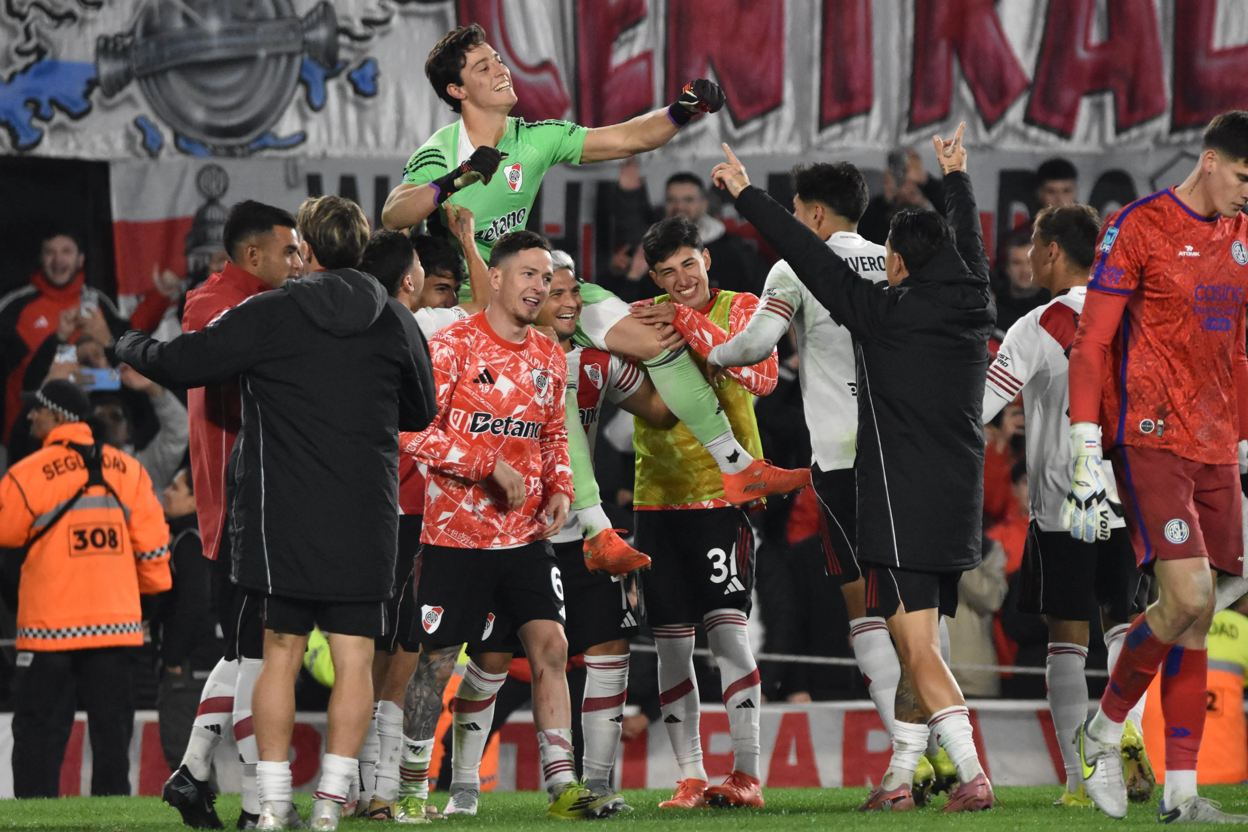 River sufrió y le ganó a San Lorenzo en los penales para avanzar a cuartos de final. (Prensa River)
