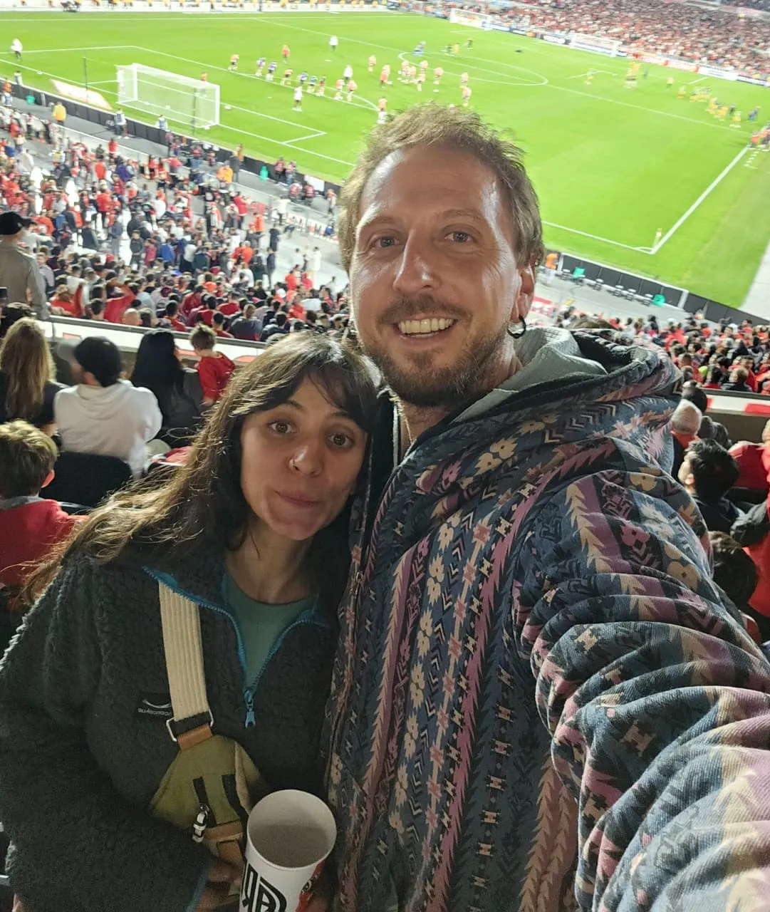 Bernabé Abramor con su novia, Florencia, en el estadio Monumental.