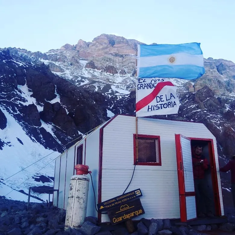 La bandera de River va con Bernabé Abramor a todos lados del mundo donde esté.