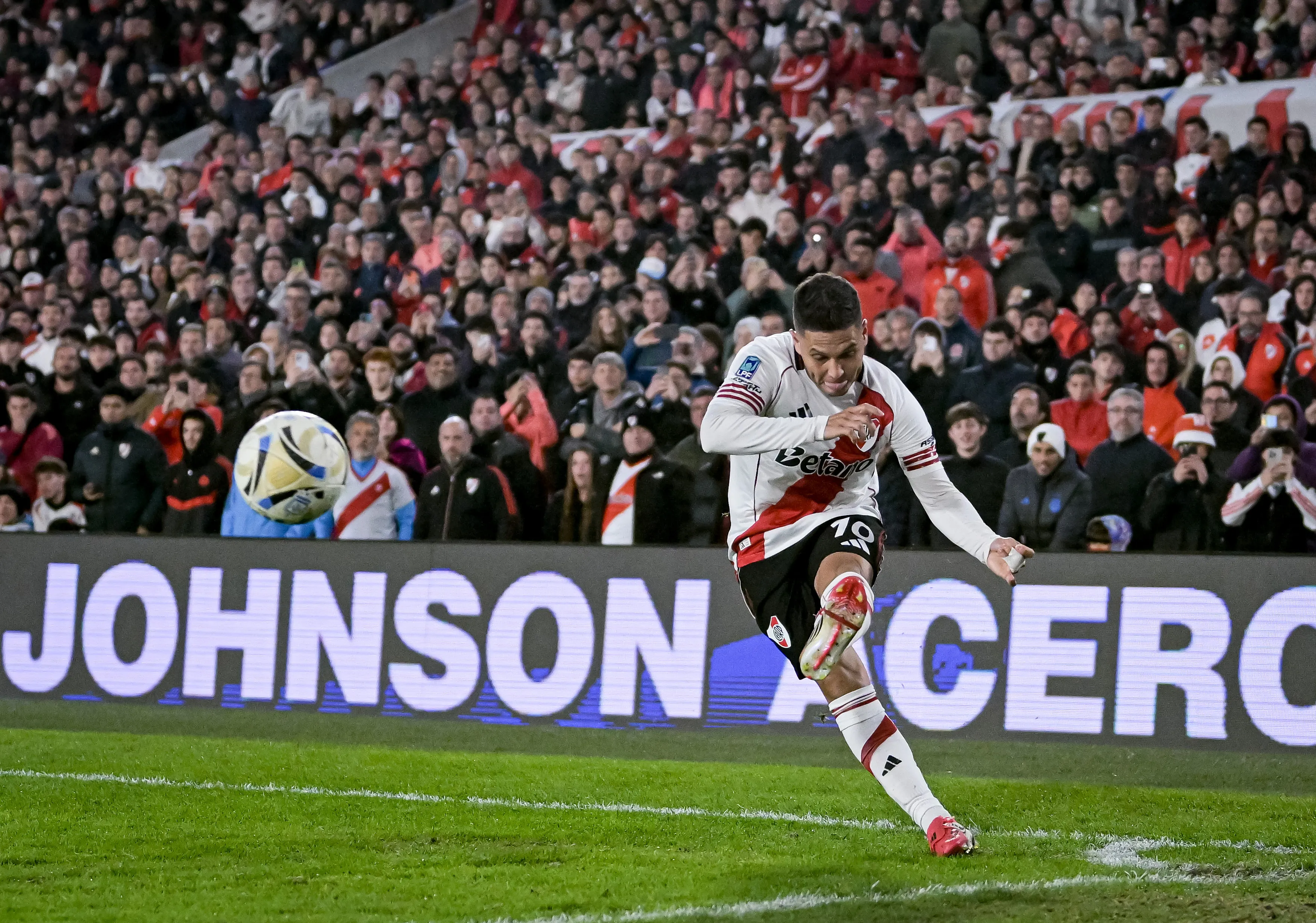 Juanfer jugó 15 minutos en el triunfo de River sobre Gimnasia en el Monumental.