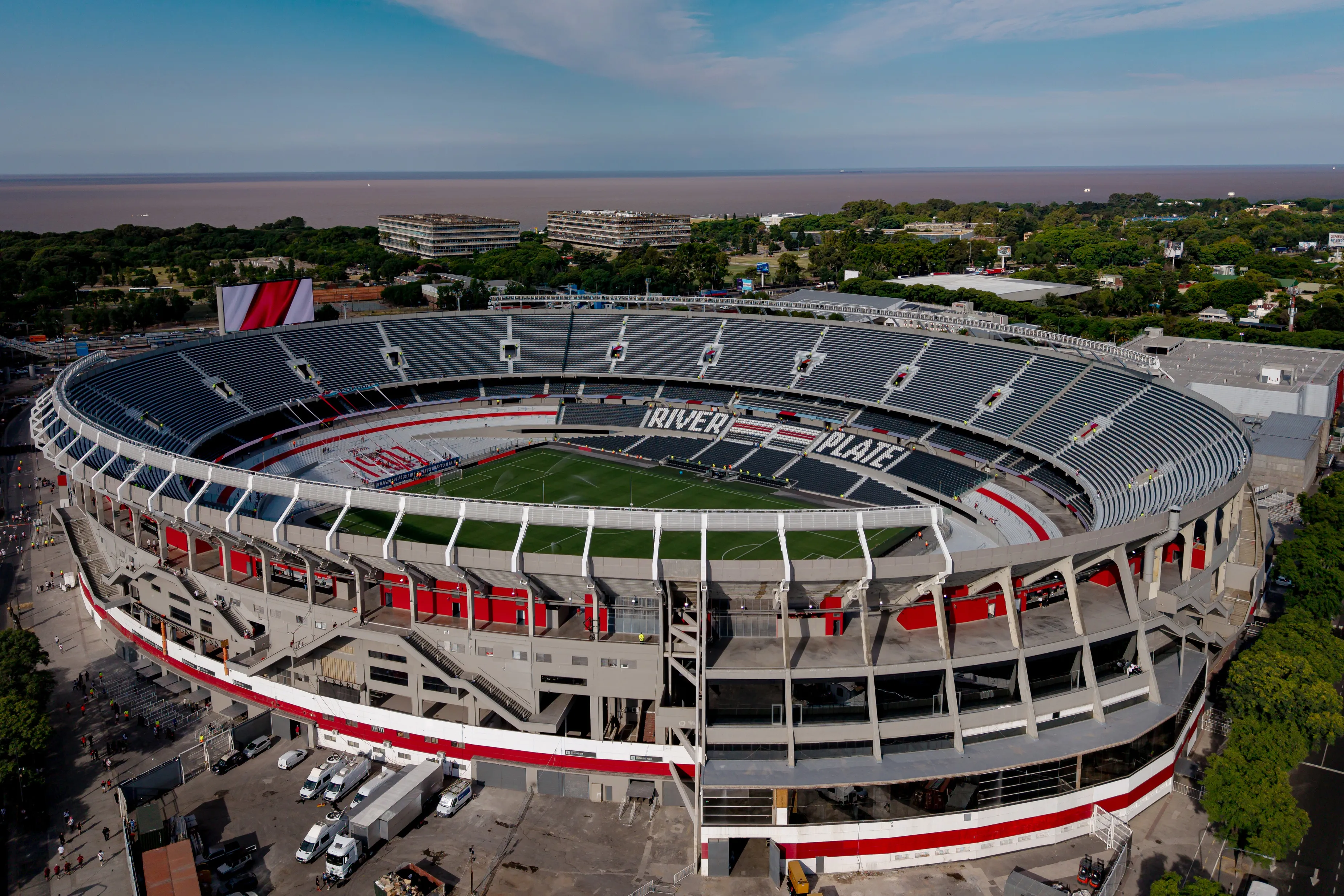 11 personas podrán recorrer el túnel, los vestuarios y el campo de juego del Monumental. (Getty Images)