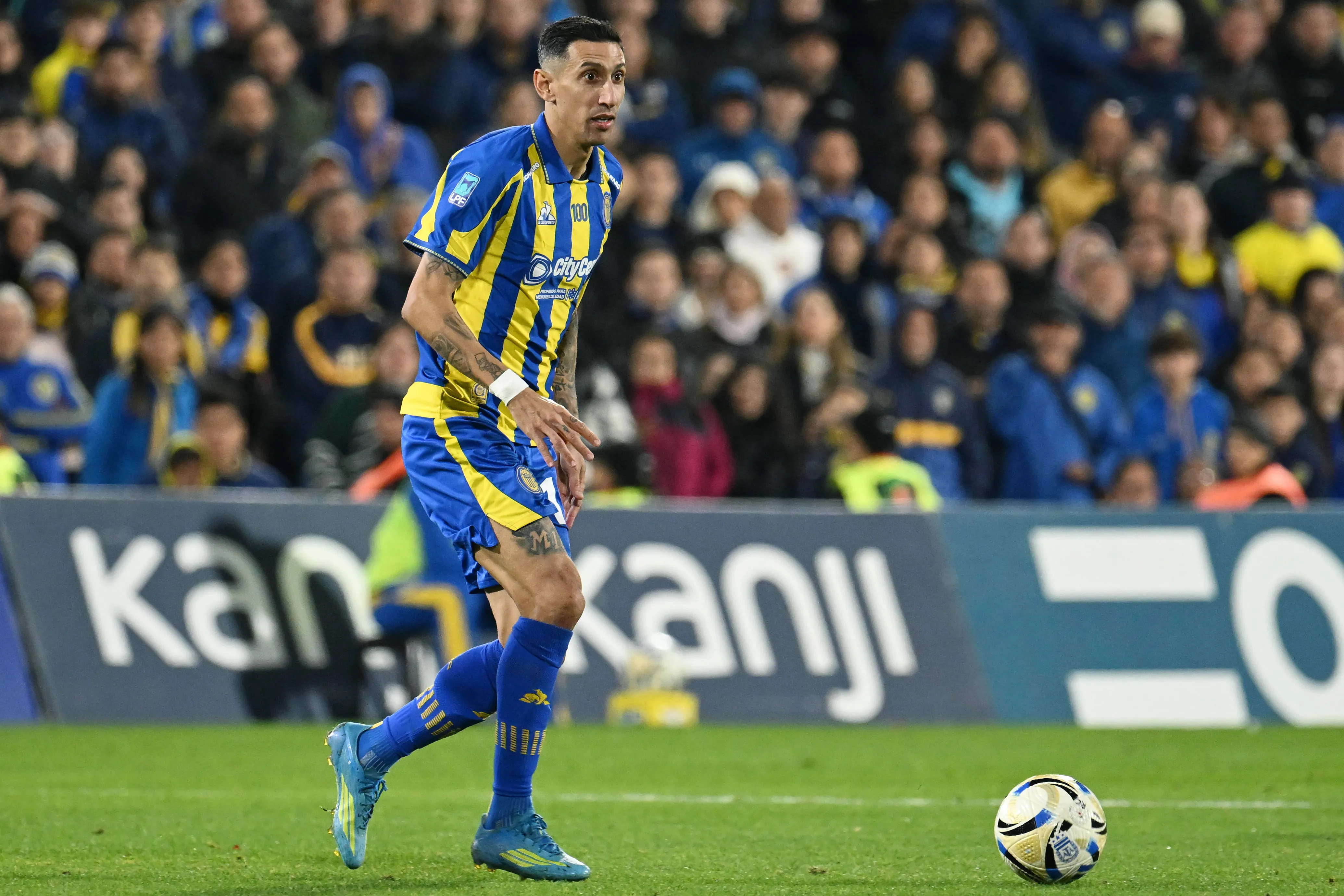 Di María fue recibido con silbidos y un contundente canto cuando salió a hacer la entrada en calor. (Getty Images)