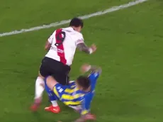 Patadón a Driussi, que salió lesionado y desconsolado: Ramírez ni cobró falta