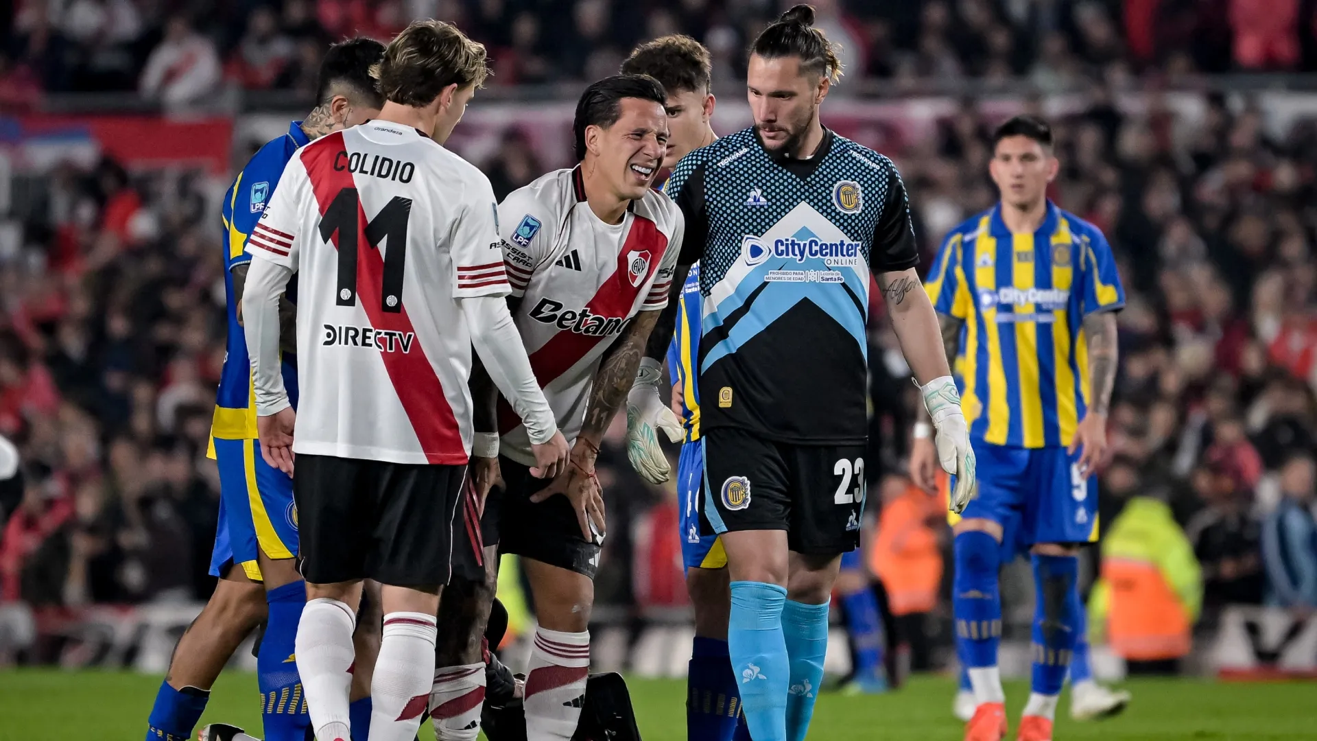 Driussi, sin poder pisar: se fue en camilla.