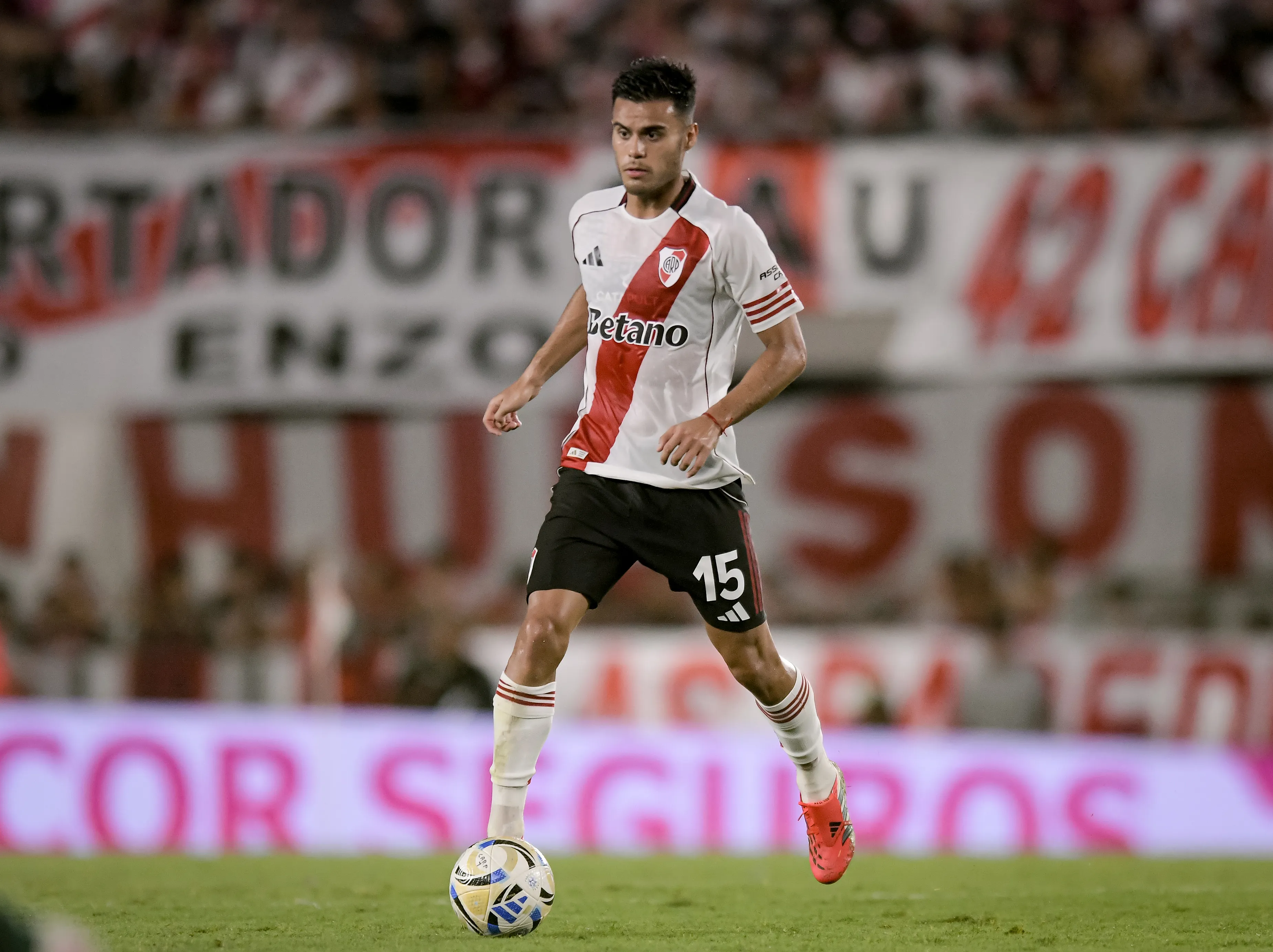 “Le pedimos mucho; hizo un gran partido”. dijo Coudet sobre el desempeño de Fausto Vera ante Central. (Getty Images)