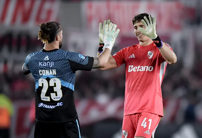 Santiago Beltrán se saluda con Jeremías Ledesma tras la clasificación de River a la final del Apertura. (Getty Images)